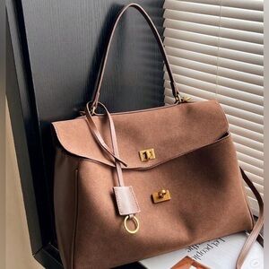 Luxe Chic Brown Tote Bag with Gold Accents ✨✨🔥🔥🔥 New